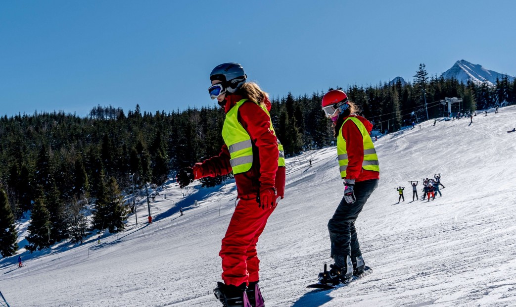 Nauka młodzieży jazdy na snowboard