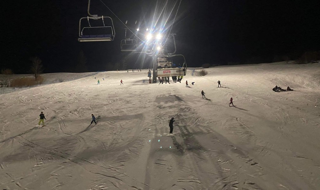Młodzież na stoku narciarskim nocą w Zakopanem