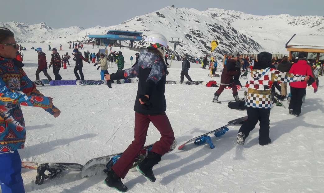 Grupa obozowiczów na stoku narciarskim